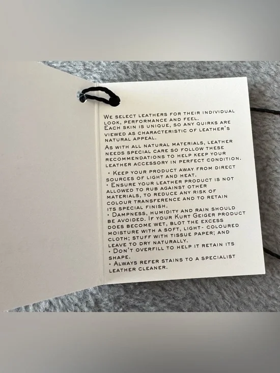 Kurt Geiger NWT Kensington Heart Shaped Mirror Keychain
Comes With A Box - Picture 12 of 13